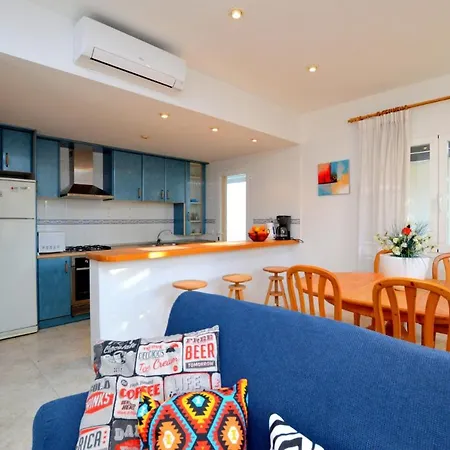 Apartamento Con Terraza Cerca Del Mar Apartment *